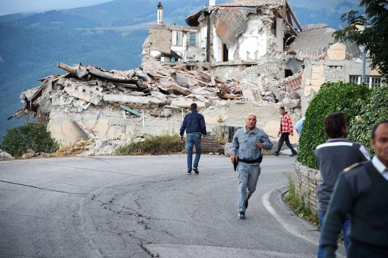 Los mayores daños se han registrado en la localidad de Arquata del Tronto y Pescara del Tronto, en Ascoli Piceno, en Amandola (Fermo), y en Gualdo (Macerata)