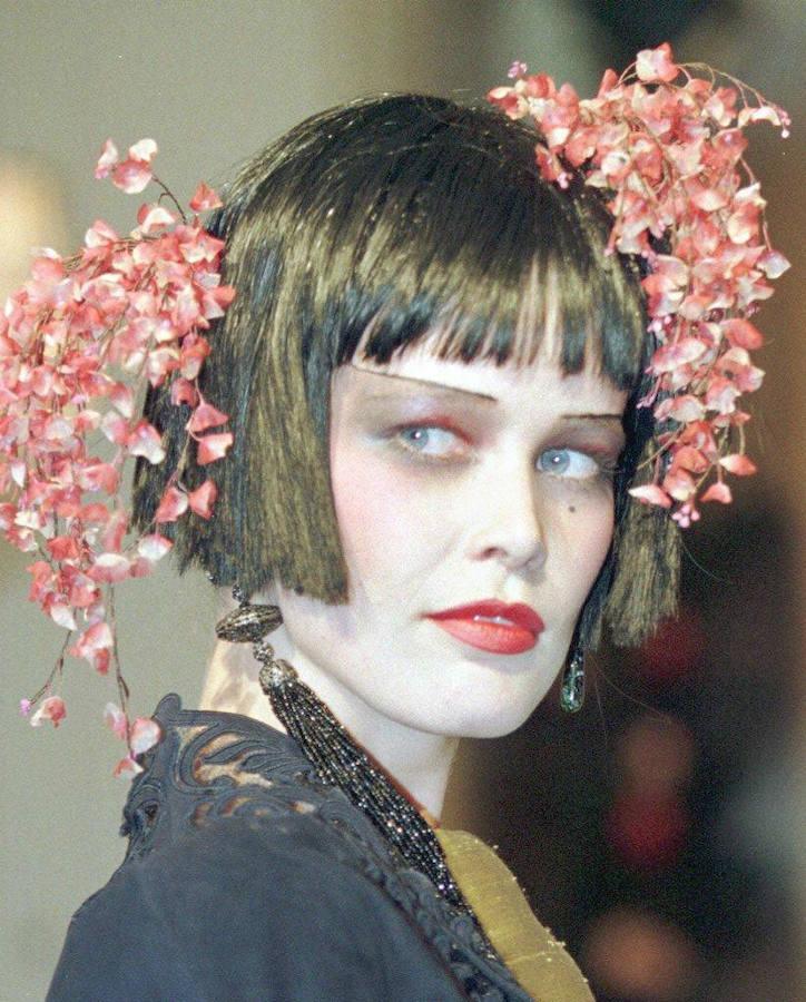 En esta fotografía Claudia Schiffer aparece caracterizado por Galliano para un desfile de Dior