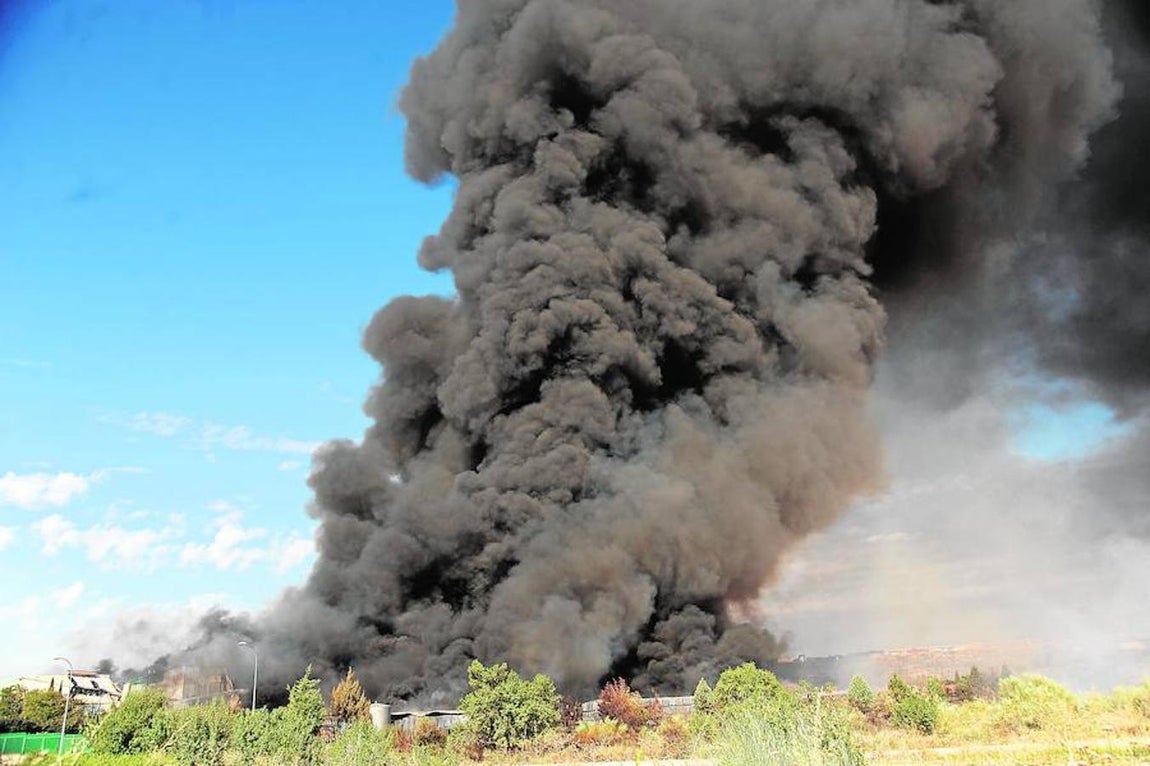 10. Además de la UME, en las tareas de extinción del incendio continúan trabajando bomberos del Consorcio Provincial de Guadalajara, del Ayuntamiento de la capital, de la Comunidad de Madrid y del plan de emergencias de incendios forestales de Castilla-La Mancha.