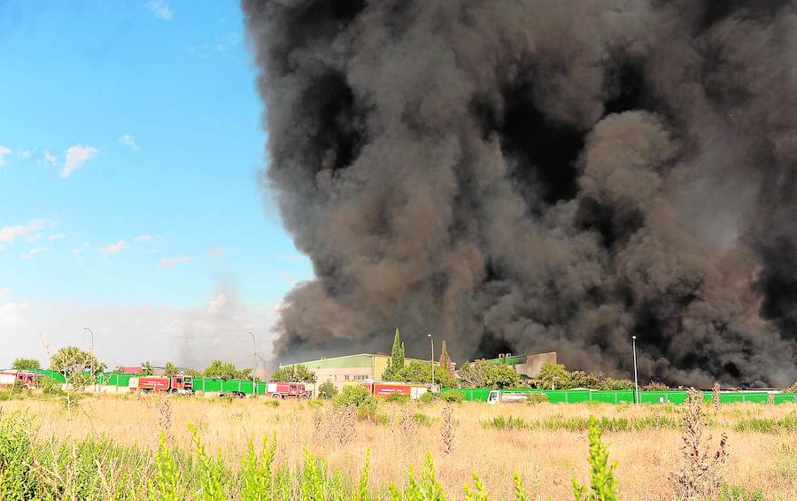 12. Sobre las diez de esta noche está prevista la celebración de una reunión de coordinación para evaluar el dispositivo, que permanecerá durante la noche al frente al incendio, cuyas labores de extinción se espera que se prolonguen al menos hasta mañana, ha puntualizado Rojo.