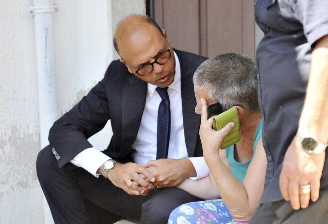 El ministro italiano del Interior, Angelino Alfano, conversa con vecinos. 