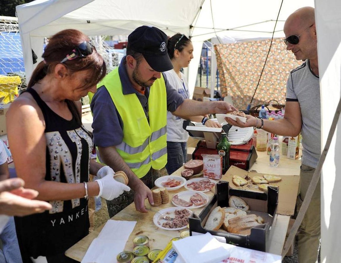 Voluntarios reparten comida entre los afectados por el terremoto en Borgo también. 