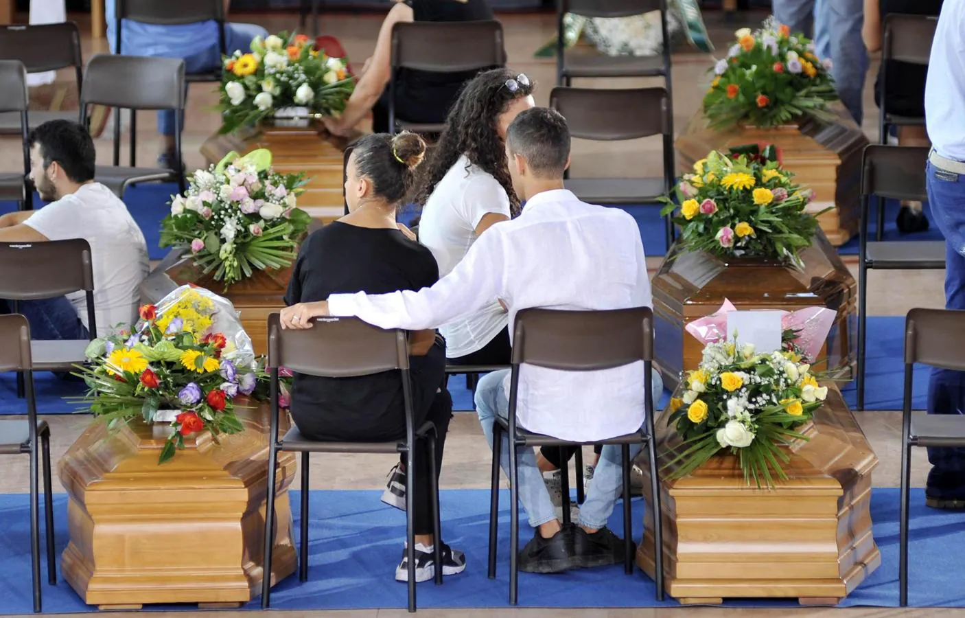 Una pareja en el funeral celebrado en Ascoli Piceno. 
