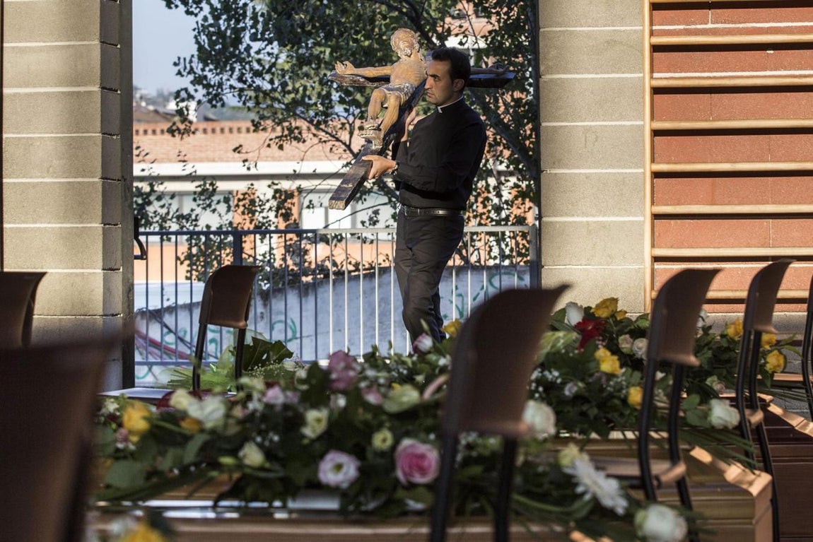 Un cura participa en los preparativos del funeral celebrado en Ascoli Piceno. 
