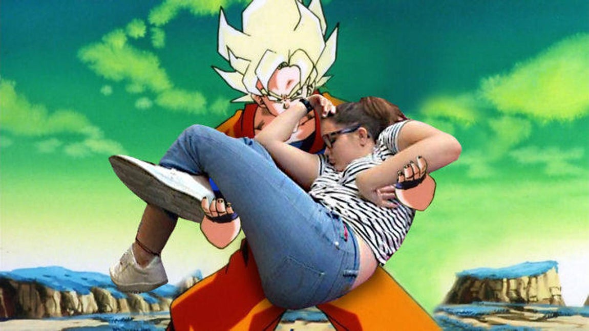 La joven siendo sujetada por Goku (Bola de Dragón).. 