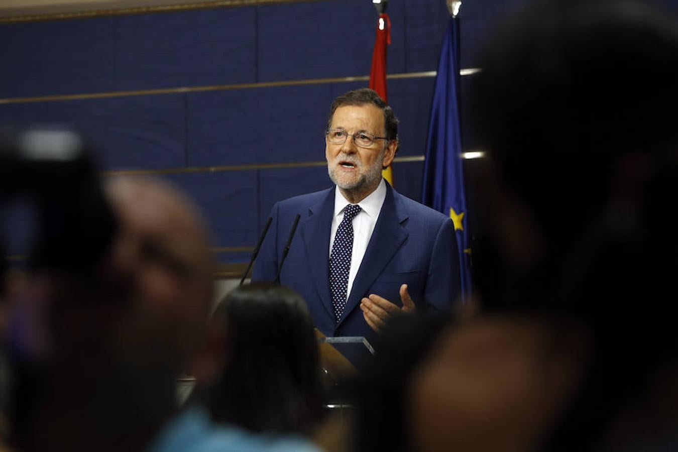 En imágenes: Así ha sido el encuentro entre Rajoy y Sánchez. Rajoy ha vuelto a emplazar a los socialistas para que tengan altura de miras: «Si el PSOE no quiere entrar en una coalición con PP y C's, al menos debería dejarnos gobernar»