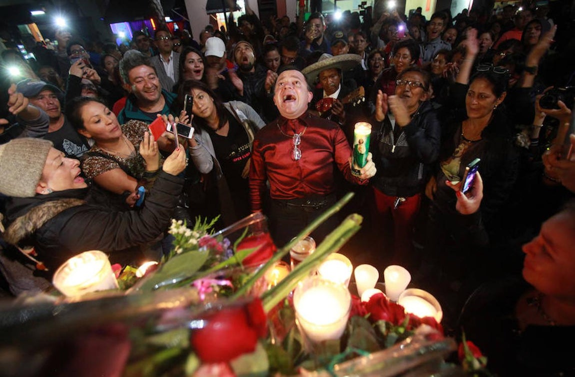 Cientos de personas lloran y cantan las canciones de Juan Gabriel al pie de su escultura hasta la madrugada. 