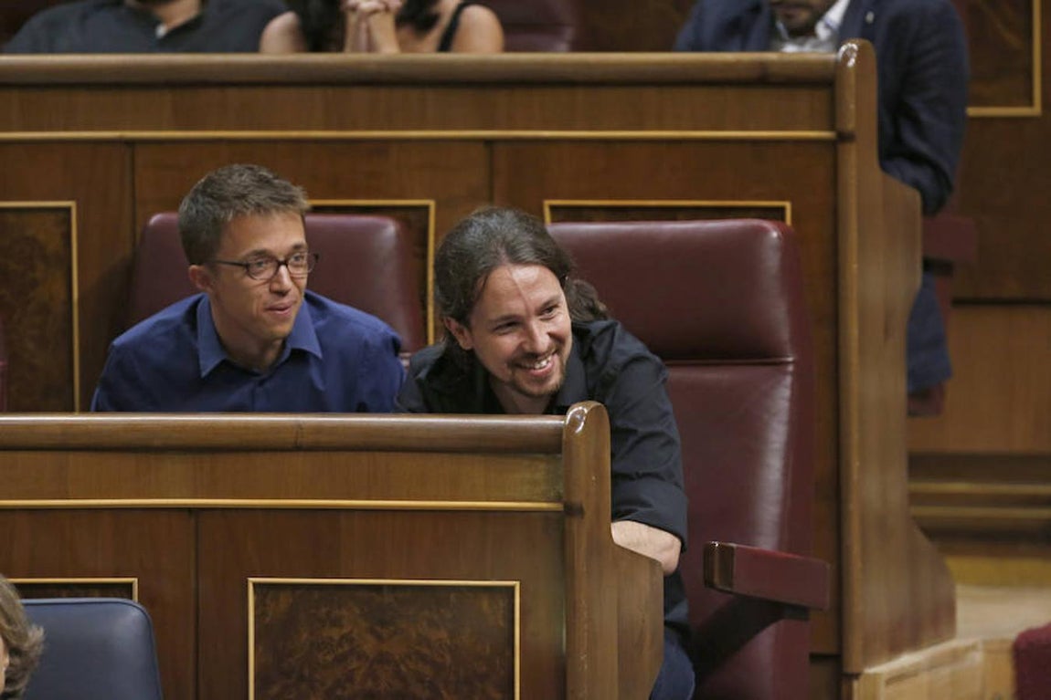 Íñigo Errejón y Pablo Iglesias sonríen. 