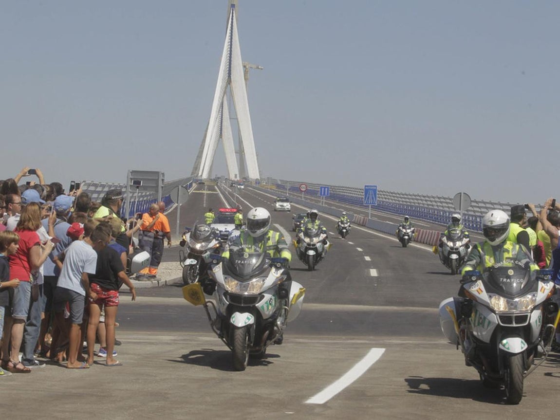 La Vuelta Ciclista estrena el Puente de la Constitución