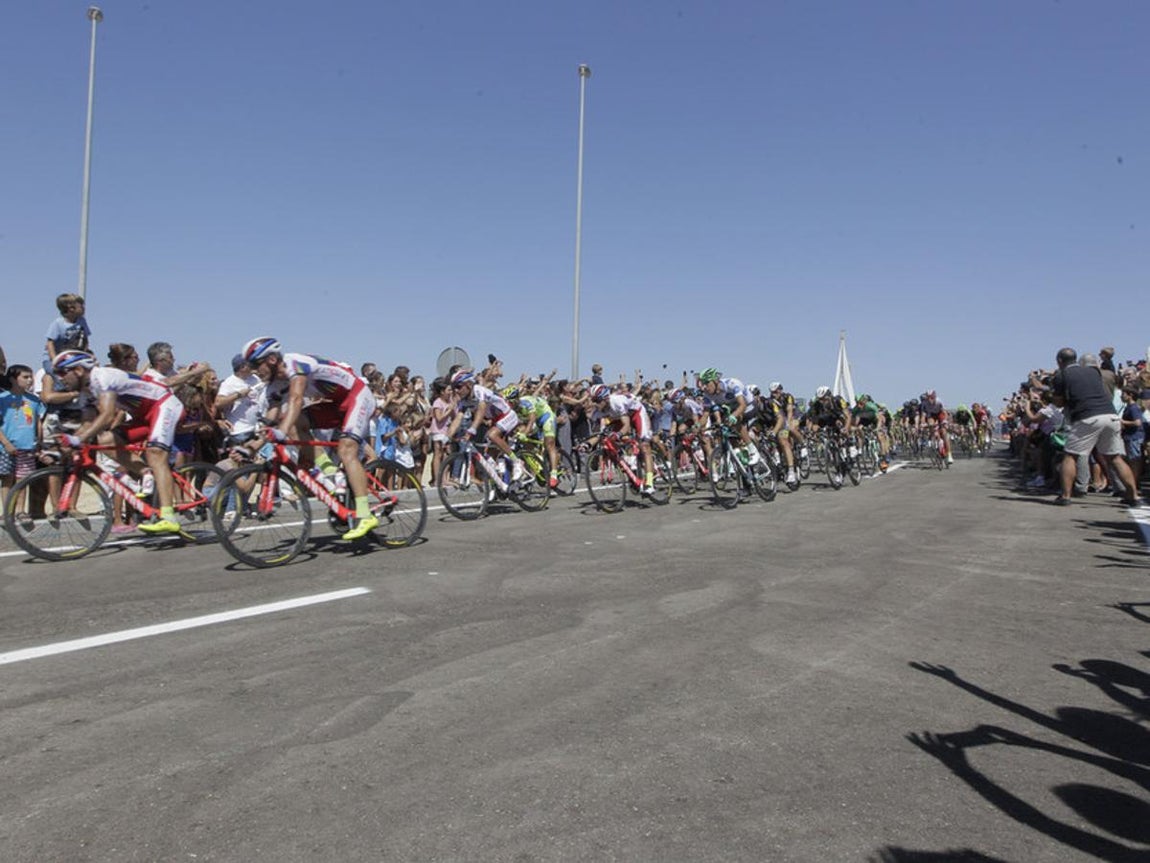 La Vuelta Ciclista estrena el Puente de la Constitución