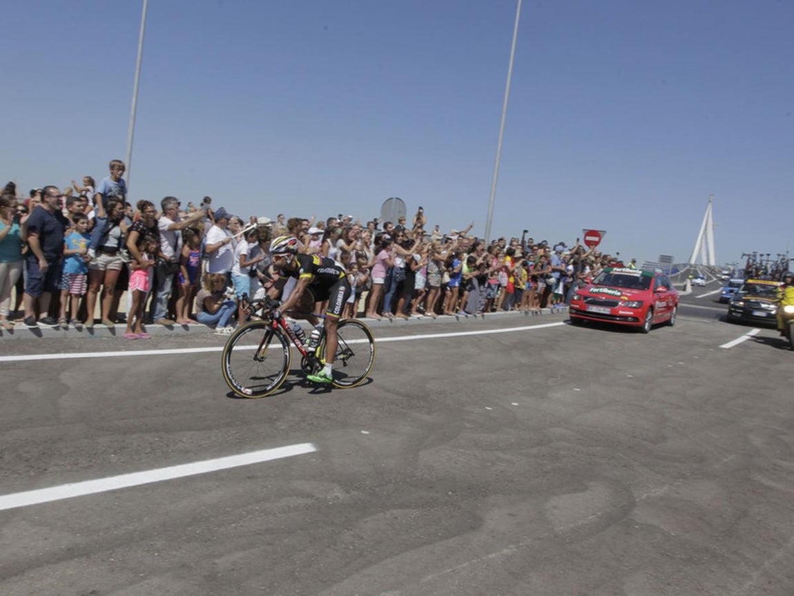 La Vuelta Ciclista estrena el Puente de la Constitución