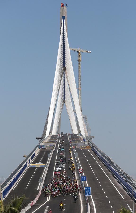 La Vuelta Ciclista estrena el Puente de la Constitución