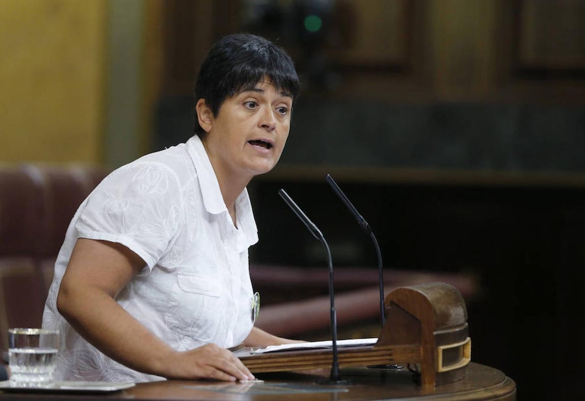 La diputada de EH Bildu, Marian Beitialarrangoitia, demanda «un cambio verdadero», comienza, como el derecho a decidir o cambiar la política penitenciaria. «Necesitamos y nos merecemos toda la soberanía que nos permita tomar decisiones». 