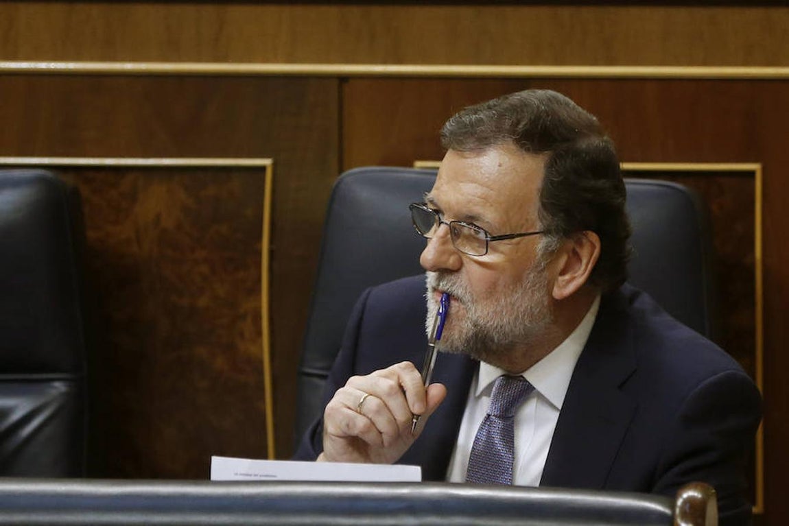 El candidato a la presidencia toma notas para sus réplicas. 