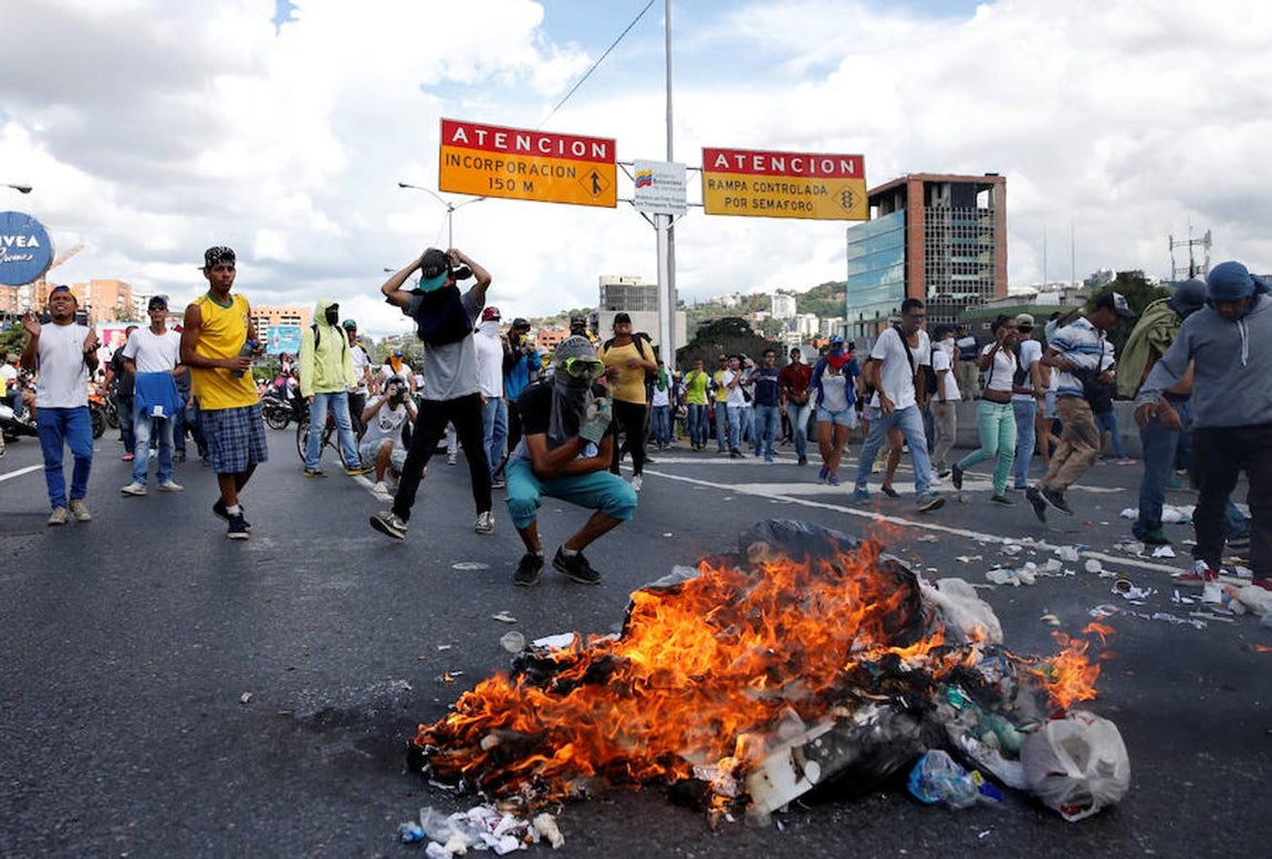 Algunos manifestantes prenden fuego a varios desechos al finalizar la marcha. 