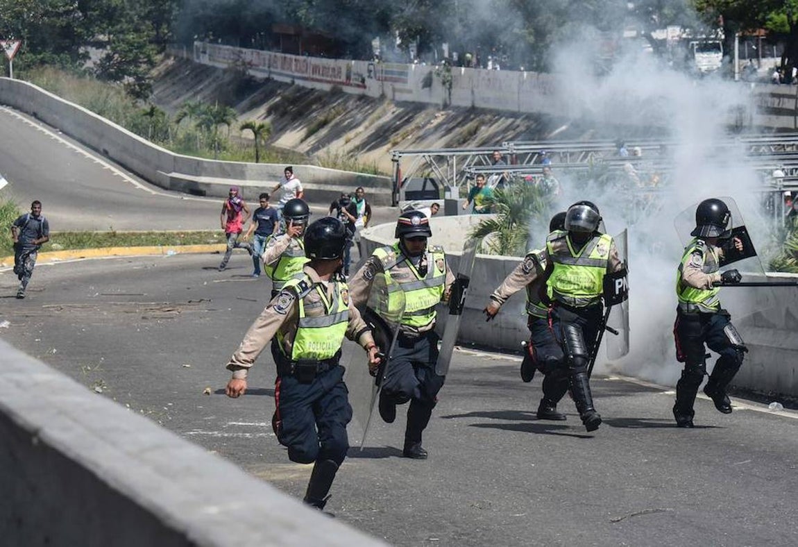 La MUD –coalición opositora– ha atribuido estos disturbios a simpatizantes del Gobierno y ha urgido a los manifestantes pacíficos a «abandonar los lugares donde los infiltrados intenten generar violencia para alterar el orden público». 