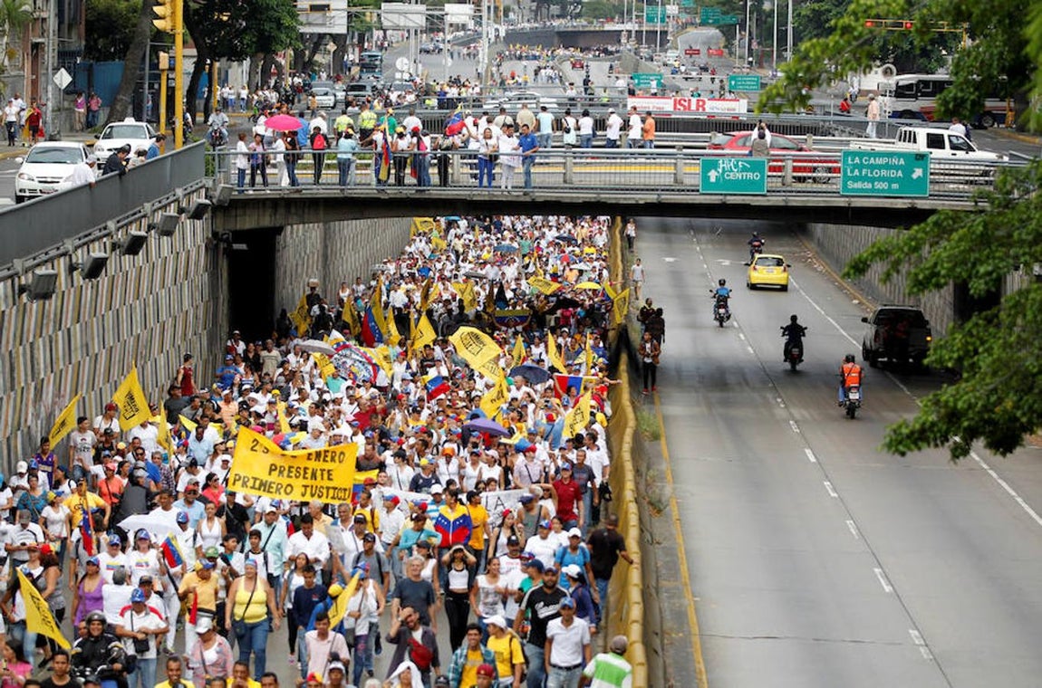 La marcha fue convocada hace semanas por la alianza de partidos Mesa de la Unidad Democrática (MUD) para presionar al Poder Electoral para que adelante el referendo. 