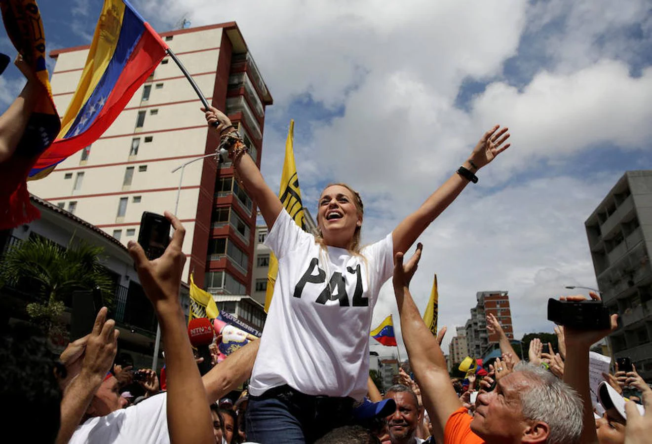 Lilian Tintori, la mujer del opositor encarcelado Leopoldo López, participa en la marcha con una camiseta con la palabra: «Paz»