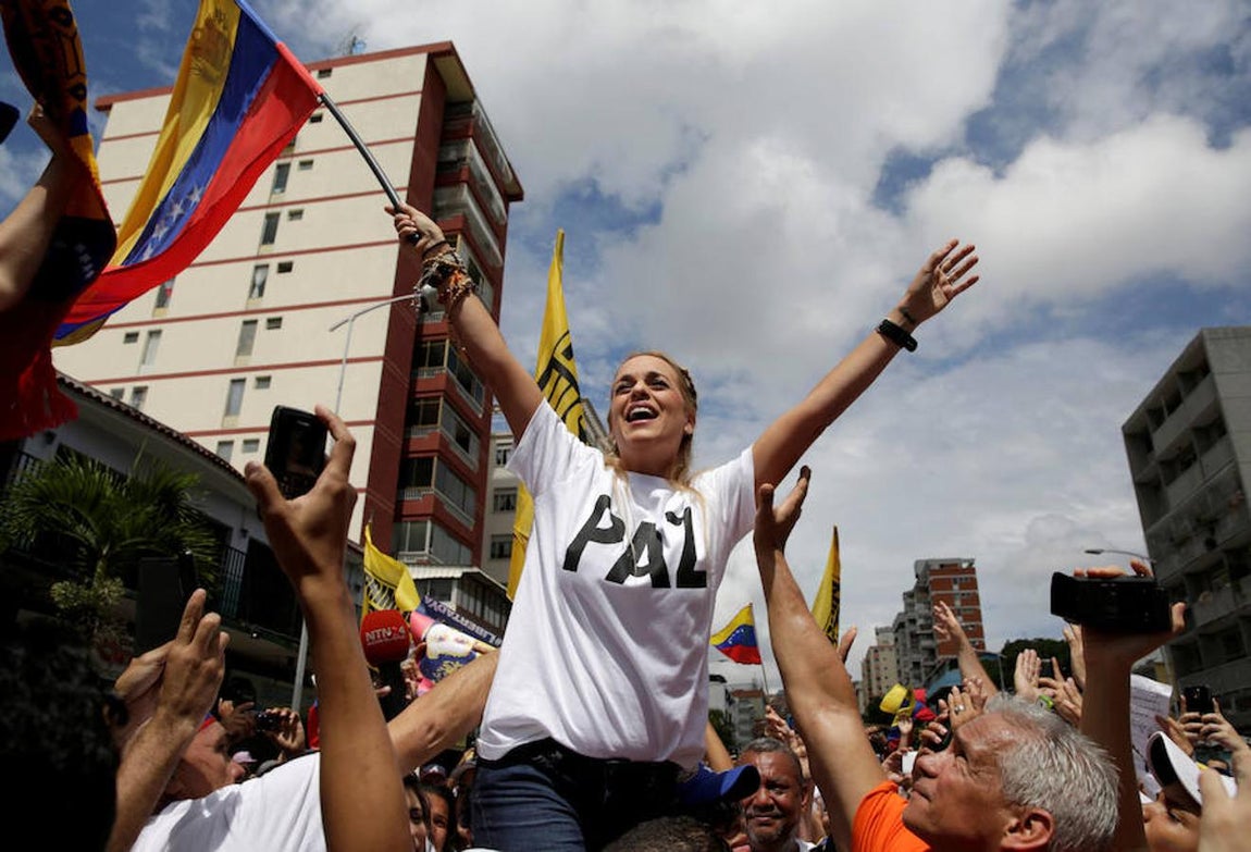 Lilian Tintori, la mujer del opositor encarcelado Leopoldo López, participa en la marcha con una camiseta con la palabra: «Paz». 