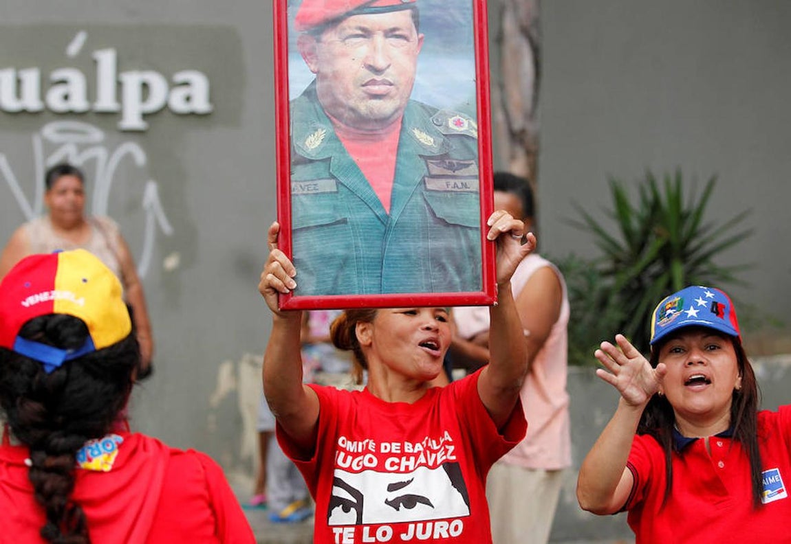 Una partidaria del Gobierno sostiene un retrato de Hugo Chavez. 