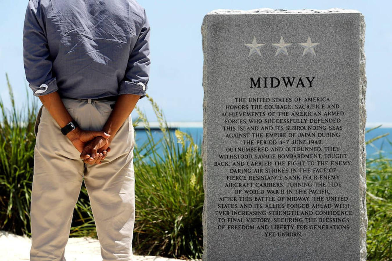 Obama posa junto al monolito que recuerda la batalla de Midway, un encuentro que supuso un punto de inflexión en la Segunda Guerra Mundial.. 