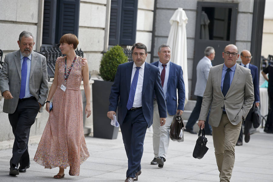 El portavoz del PNV en el Congreso, Aitor Esteban (c) a su llegada a la Cámara Baja para asistir a la segunda votación para la investidura del candidato popular, Mariano Rajoy. 