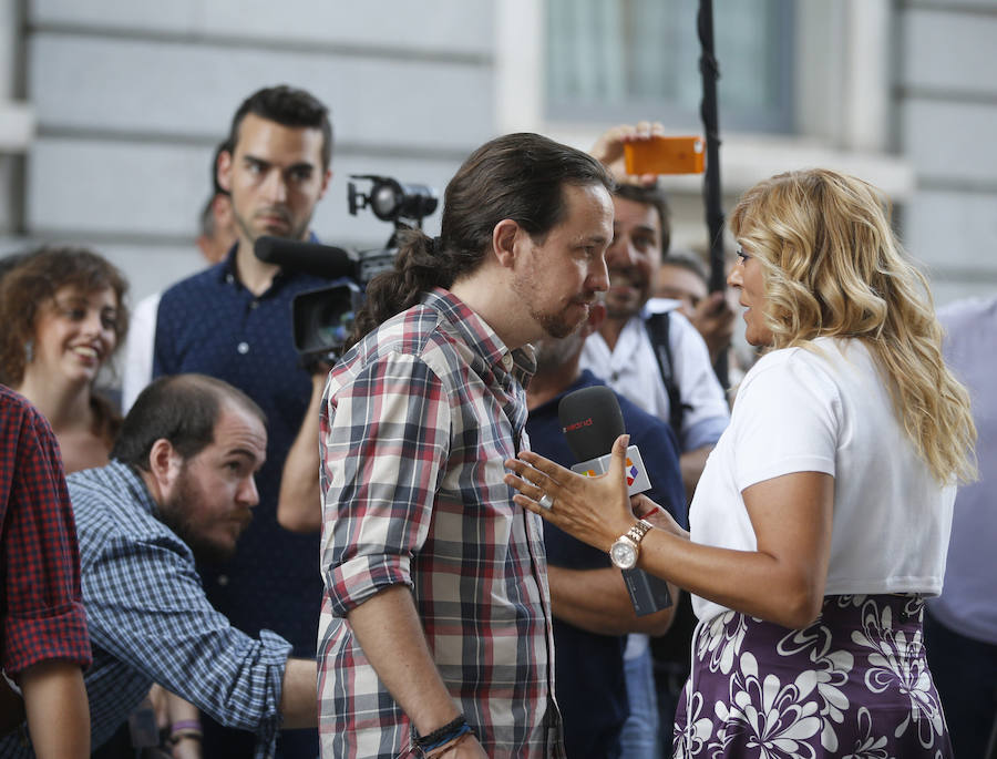 El líder de Podemos, Pablo Iglesias, atiende a la prensa a su llegada al Congreso de los Diputados 