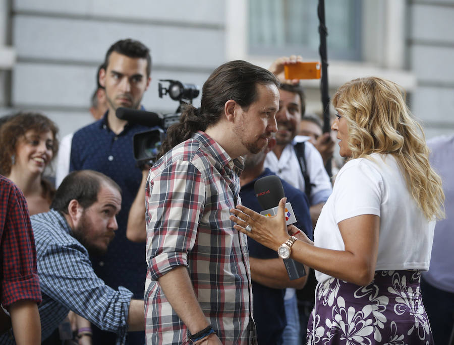 El líder de Podemos, Pablo Iglesias, atiende a la prensa a su llegada al Congreso de los Diputados. 