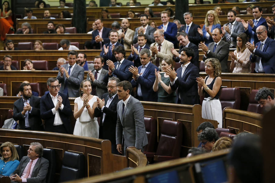 El líder de Ciudadanos, Albert Rivera (c), es aplaudido por los diputados de su grupo tras su intervención en la tercera sesión del debate de investidura,. 