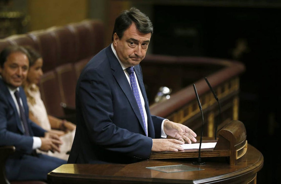 El portavoz del PNV Aitor Esteban durante su intervención en la tercera sesión del debate de investidura, esta tarde en el Congreso de los Diputados. 