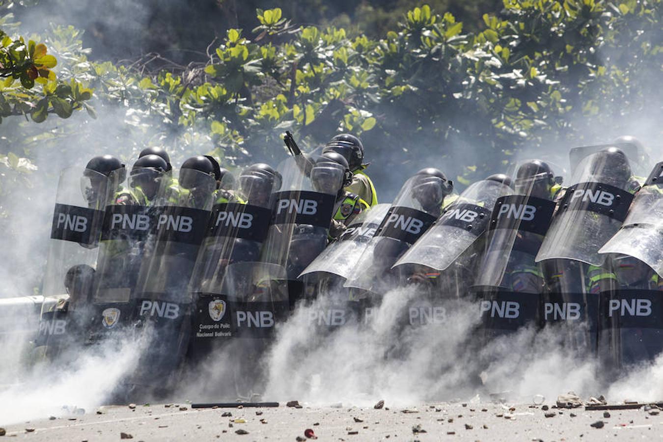 Las fuerzas de seguridad se parapetearon detrás de los escudos de los antidisturbios, desde donde lanzaron gases lacrimógenos. 