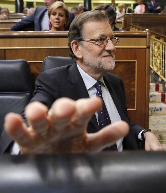 El candidato a la presidencia del Gobierno, Mariano Rajoy, en su escaño al término de las votaciones de la tercera sesión del debate de investidura