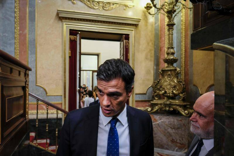 Pedro Sánchez a su entrada al Congreso de los Diputados. 