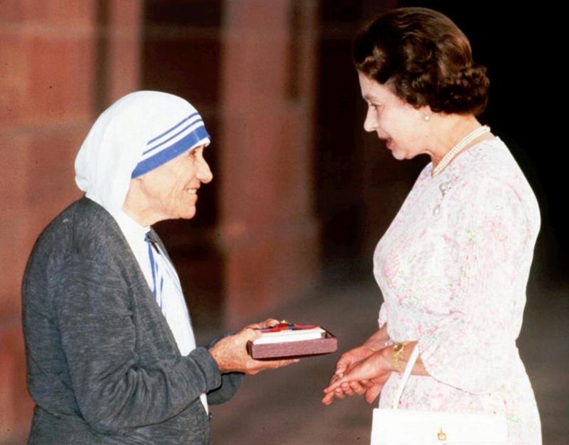 La Reina Isabel II en una visita a India entrega a la Madre Teresa la Insignia de la Orden del Honor al Mérito en noviembre de 1983.. 