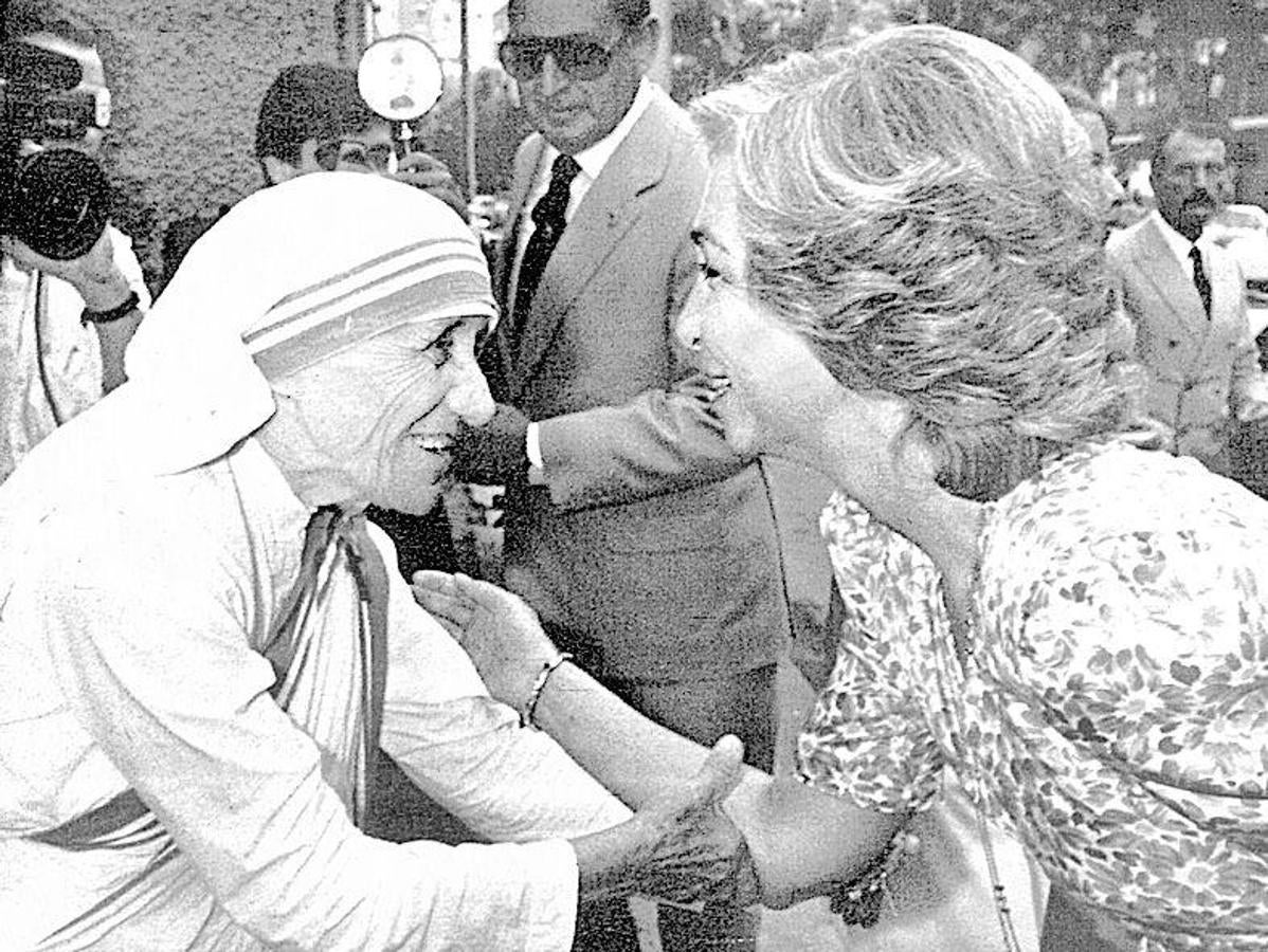 La Reina Sofía habla con la Madre Teresa de Calcuta durante la inauguración de una residencia para ancianos, la primera de la orden de la Madre Teresa en Madrid.. 