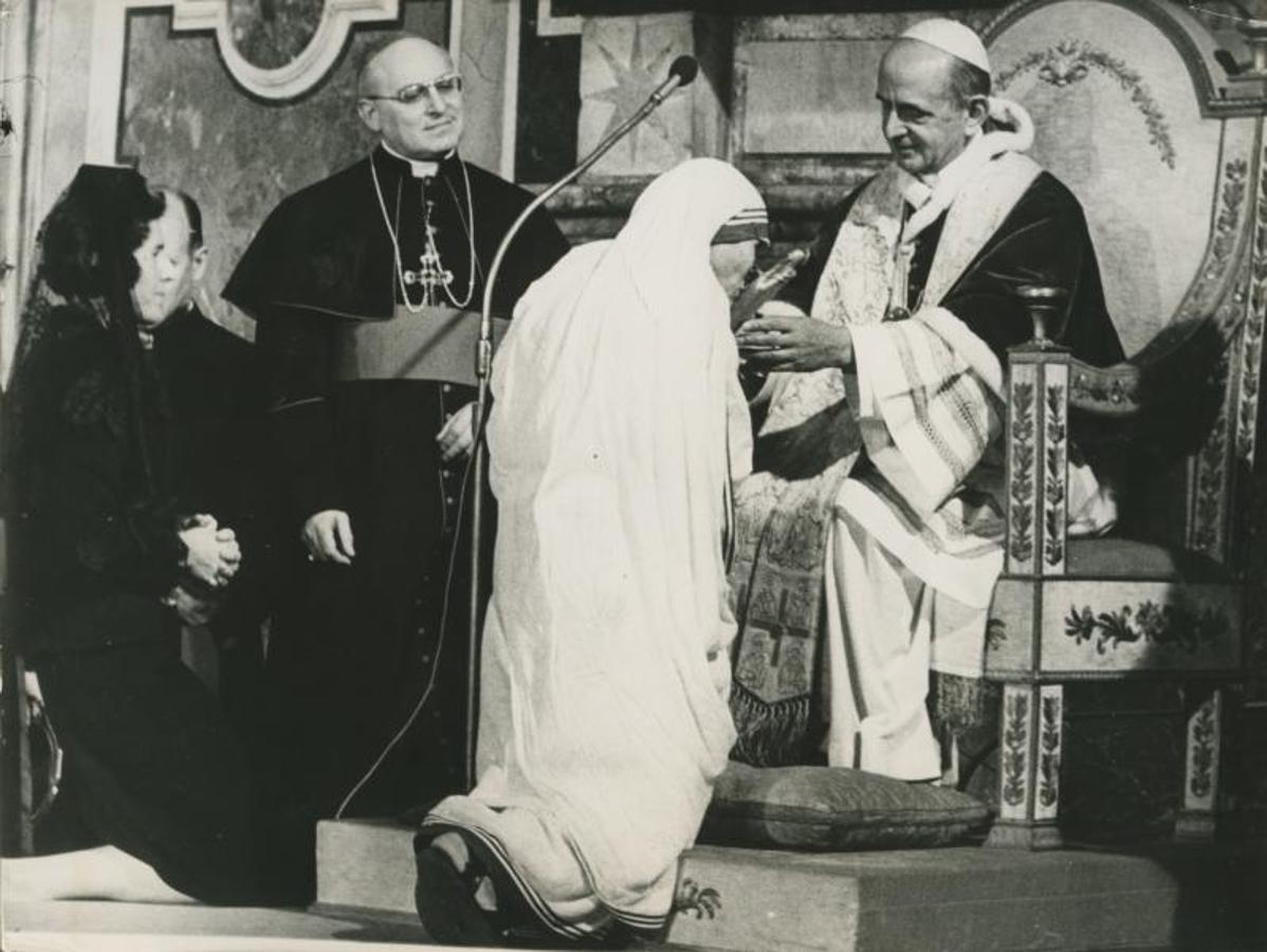 El seis de enero de 1971, su Santidad el PApa Pablo VI hizo entrega del premio de la Paz Juan XXIII en una solemne ceremonia celebrada en la Sala Clementina a la religiosa madre Teresa, fundadora y superiora general de las religiosas misioneras de la caridad de Calcuta, por sus años de trabajos en favor de los leprosos, de los niños y de los pobres de Calcuta.. 