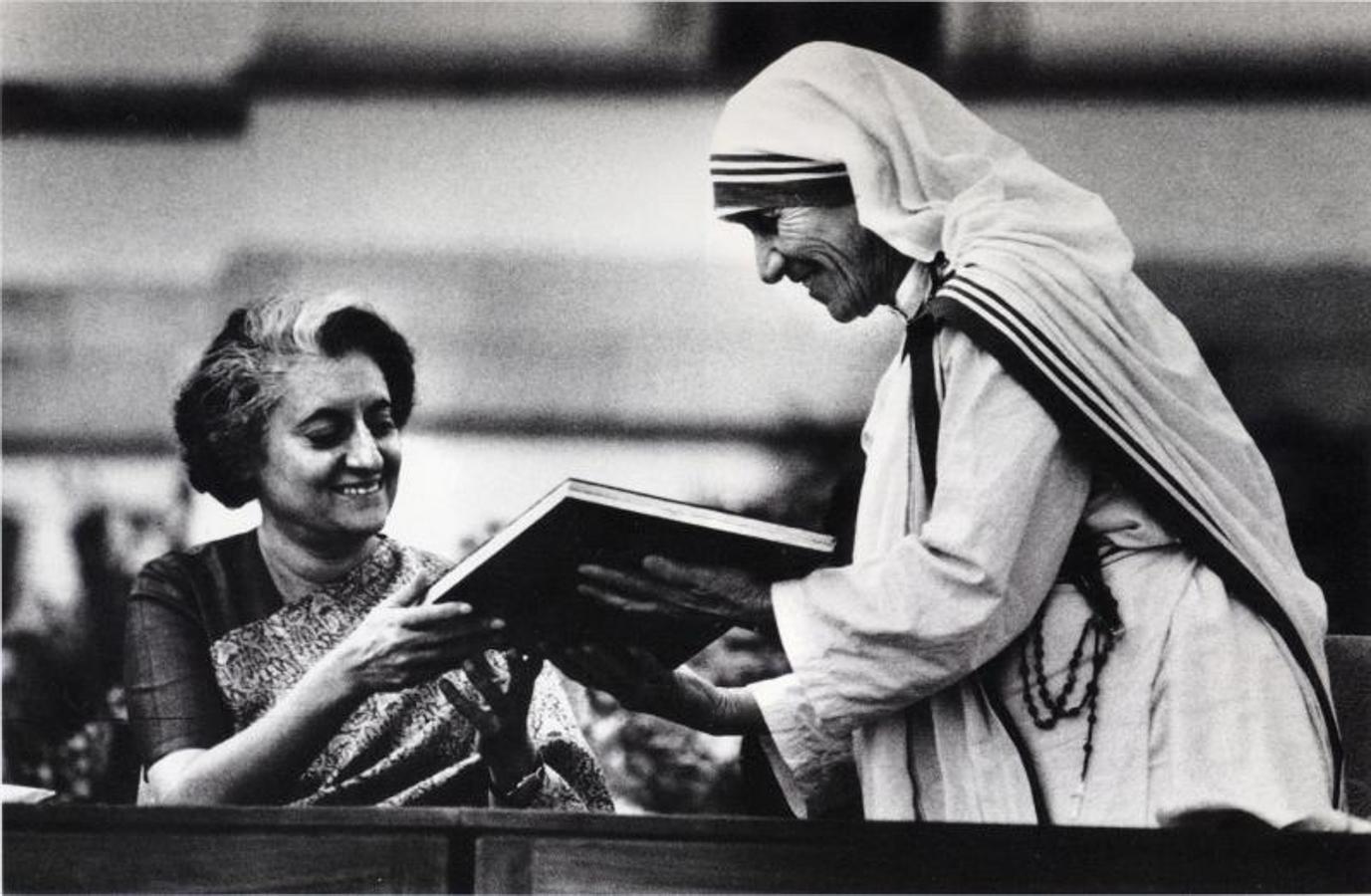 En octubre de 1976, la Madre Teresa recibió el Premio Nehru en la India.. 