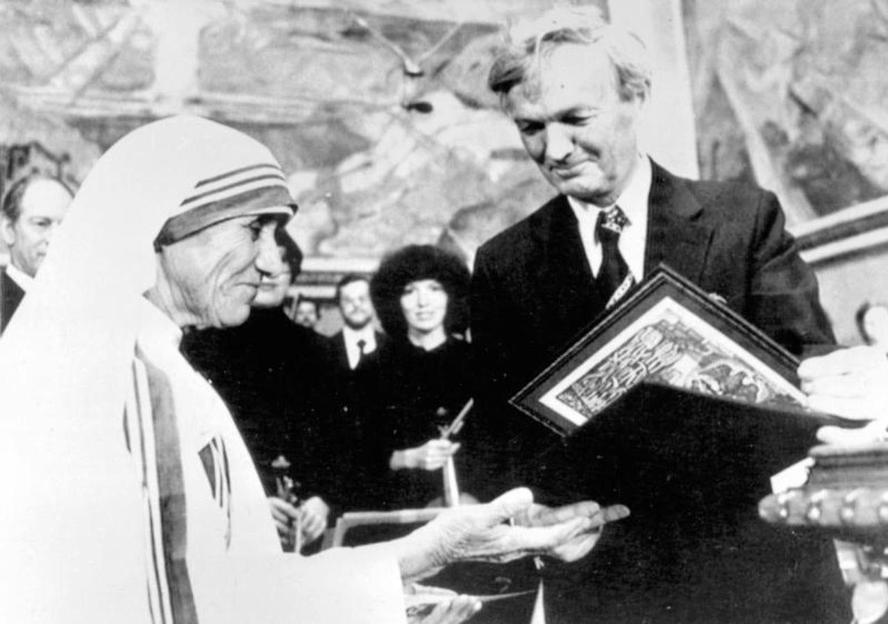 La Madre Teresa recibe el Premio Nobel de la Paz en Oslo, Noruega, en 1979.. 