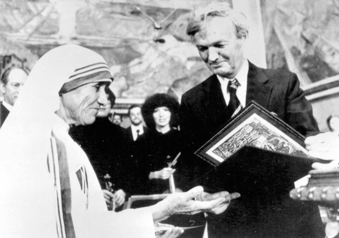 La Madre Teresa recibe el Premio Nobel de la Paz en Oslo, Noruega, en 1979.. 