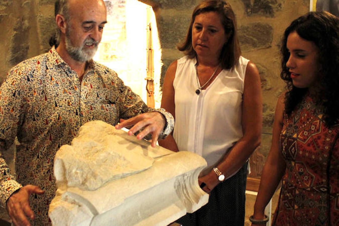 Las concejalas Rosa Ana Rodríguez e Inés Sandoval con el artista durante la inauguración. 