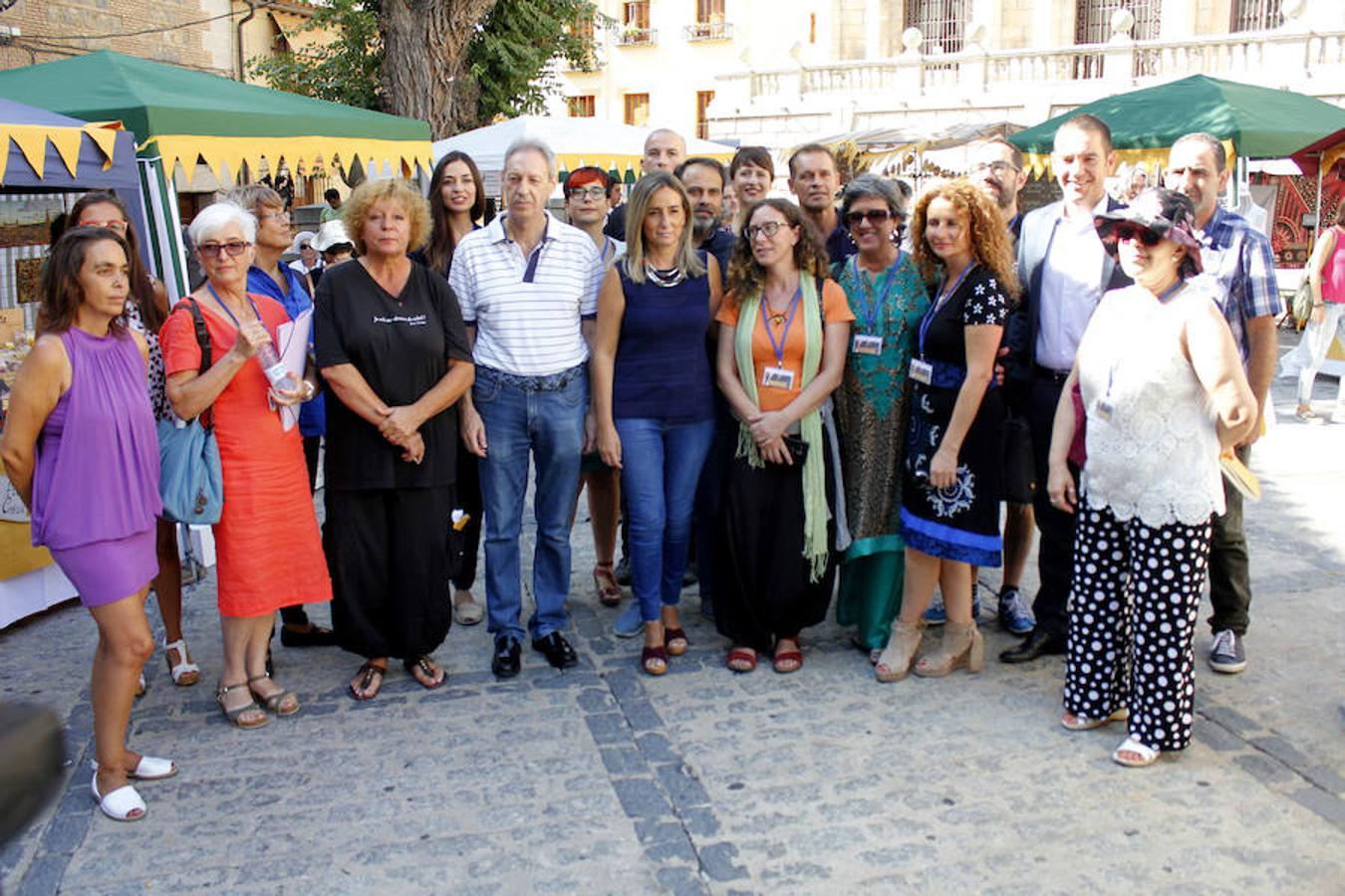 La alcaldesa, en el centro, durante la inauguración del festival en la plaza del Ayuntamiento