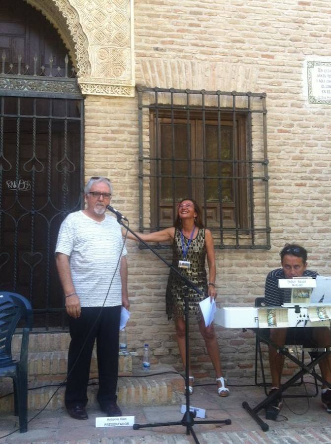 El catedrático y escritor Antonio Illán presentó a Aurora Vélez,  poetisa, y a Pablo Belez, músico, en la plaza de San Román. 