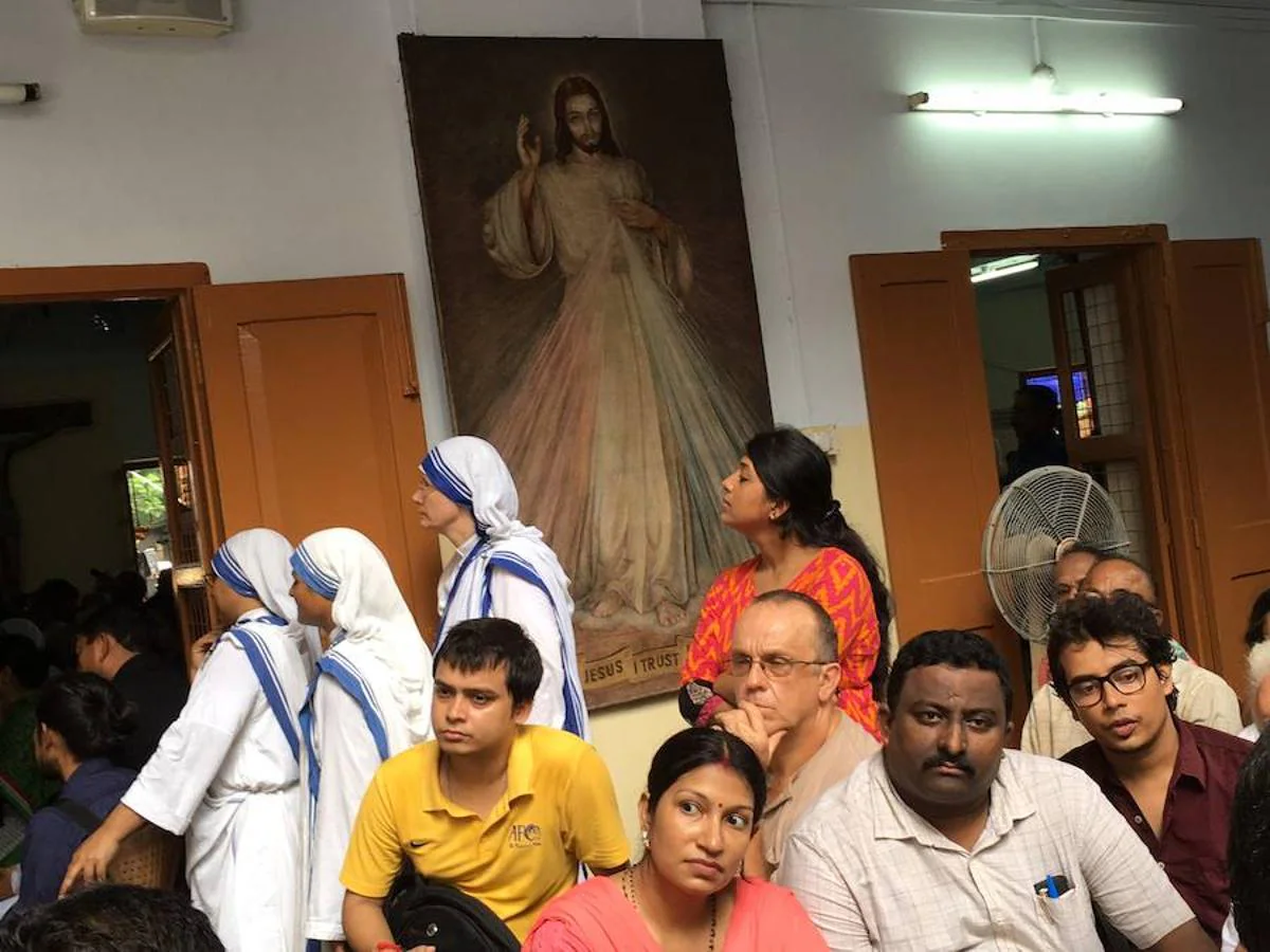 Fieles indios y de todo el mundo celebran la canonización de la Madre Teresa en la Casa de las Misioneras de la Caridad de Calcuta