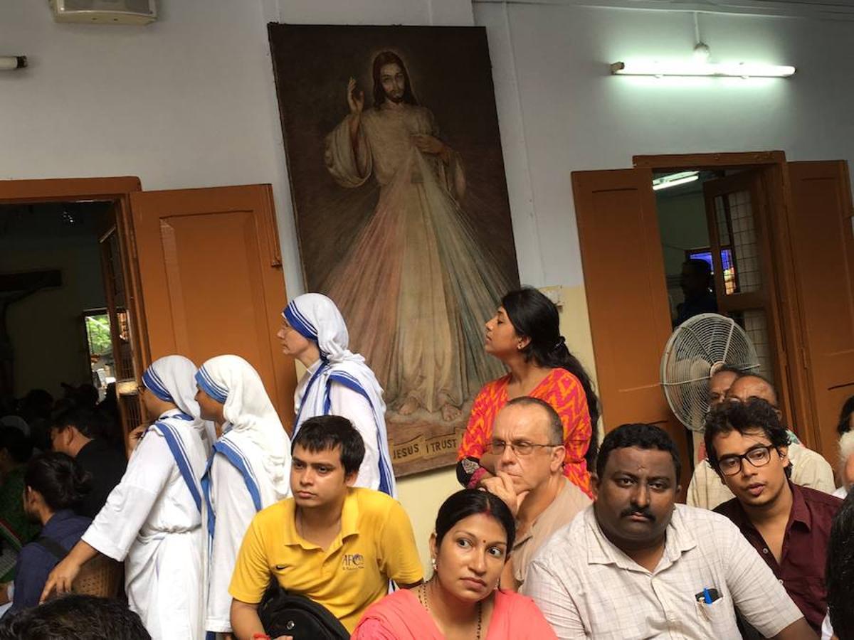 Fieles indios y de todo el mundo celebran la canonización de la Madre Teresa en la Casa de las Misioneras de la Caridad de Calcuta. 