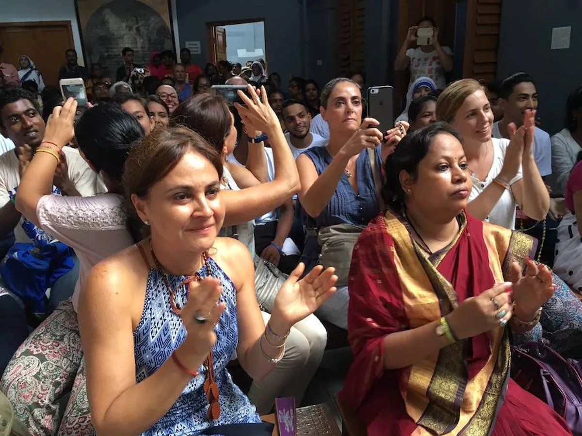 Emoción entre los fieles católicos que ven la canonización de Madre Teresa en la Casa de las Misioneras de Calcuta