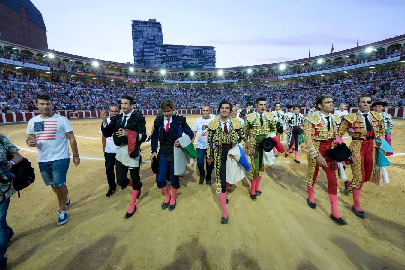 Los toreros abandonan a pie la plaza. 