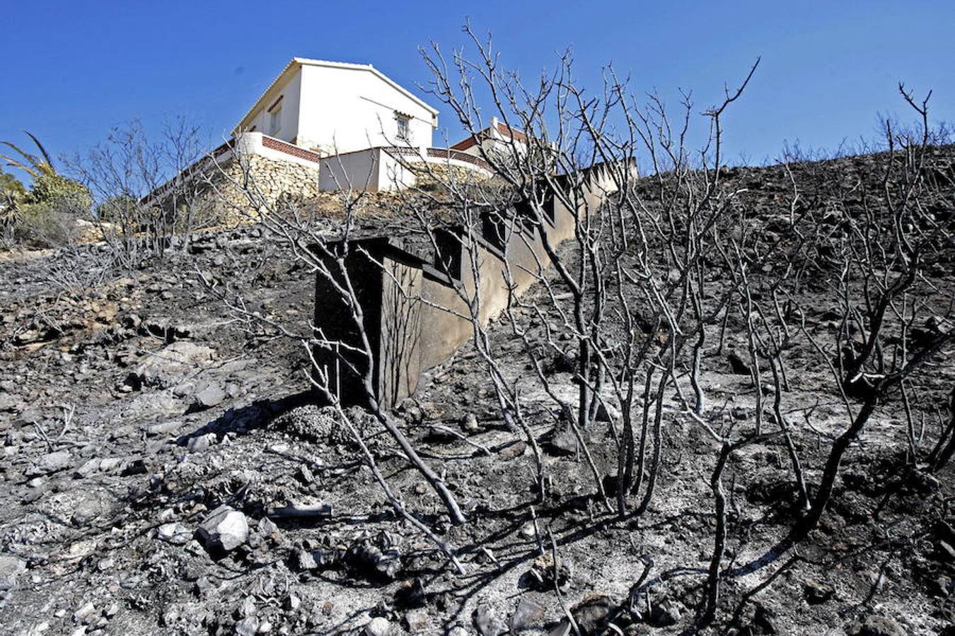 El fuego sin control devora la Costa Blanca