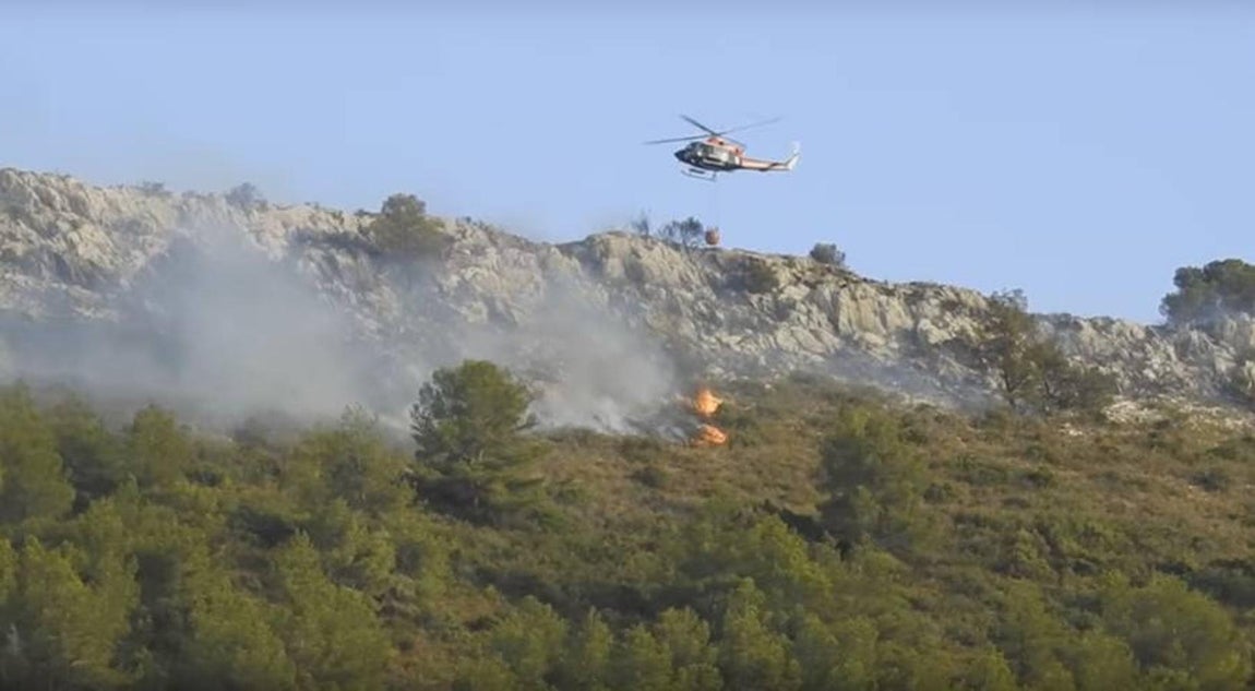 Se han reincorporado a las tareas de extinción los medios aéreos, que habían interrumpido los vuelos por la noche. Entre otros, trabajan en la zona un helicóptero de coordinación más otros cuatro helicópteros y cinco aviones. 