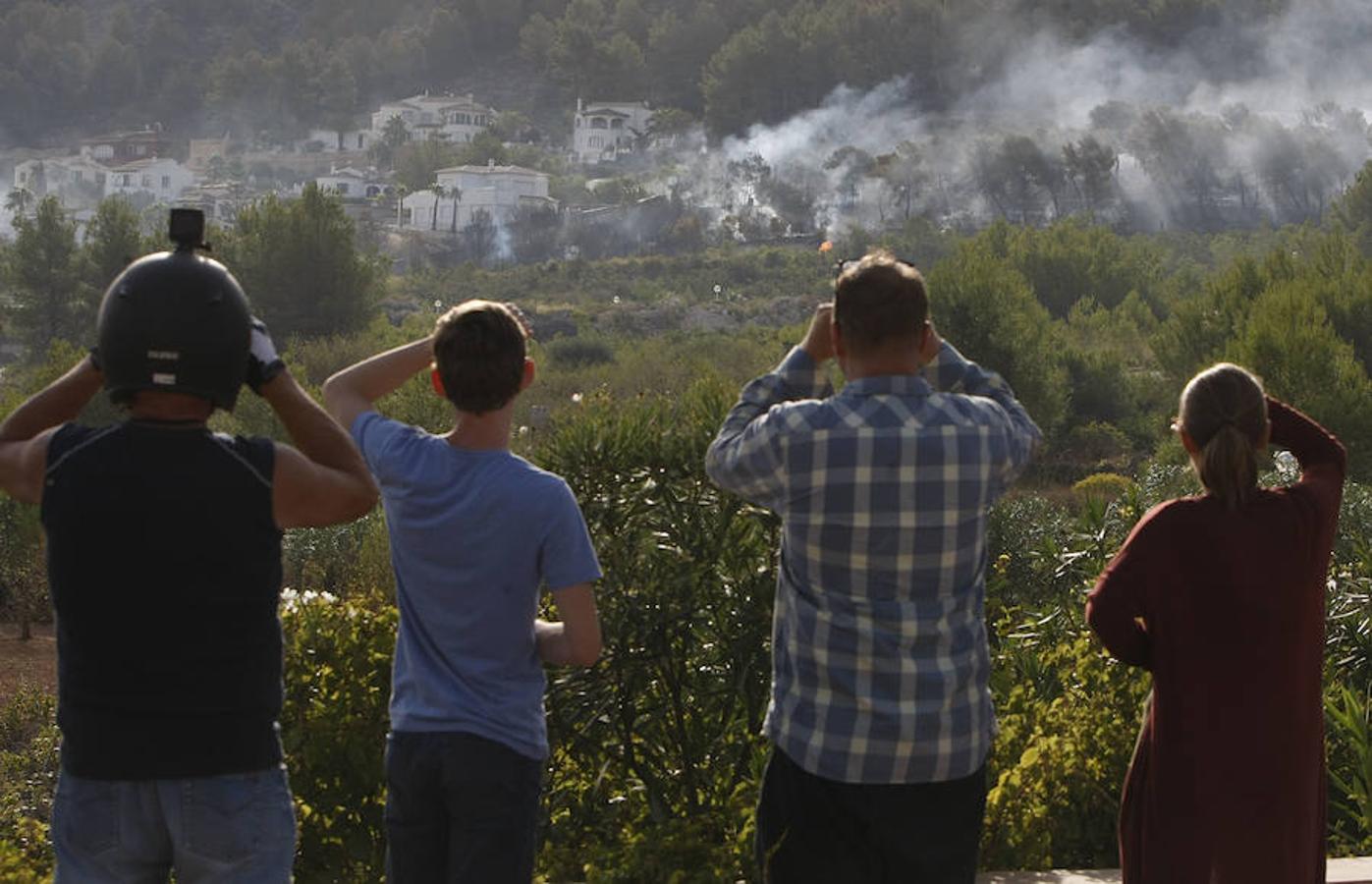 Todo parece indicar que el incendio forestal de afecta diversas zonas habitadas de Xàbia (Alicante) pudo ser intencionado. 