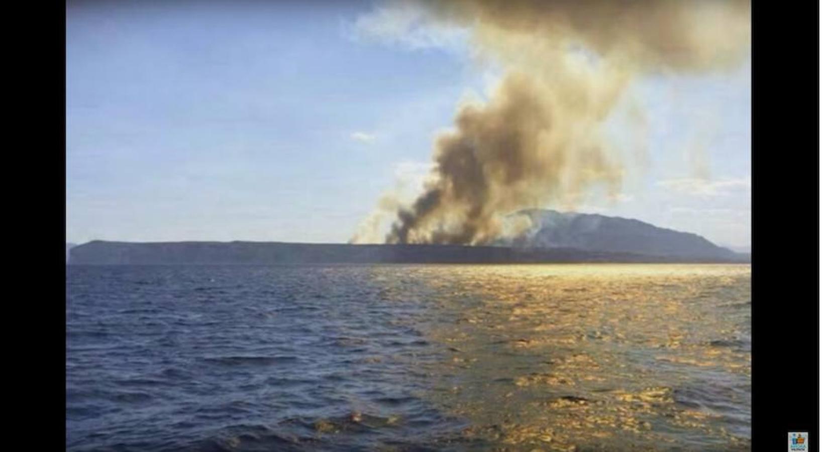 Este fuego ha tenido dos fases ya que a media mañana de ayer hubo un conato de incendio en un mirador entre Benitatxell y Xàbia, que en dos horas se dio por casi controlado y en fase de extinción. 